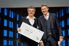 Christoph Weber (ZKB) übergibt Alain Diebold (links) den Check über 40000 Franken. (Foto: ZKB)