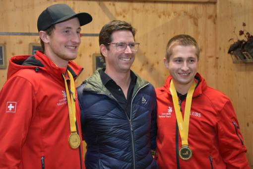 Die Goldmedaillengewinner mit dem Berner Nationalrat Lars Guggisberg. Foto: Stefan Kammermann