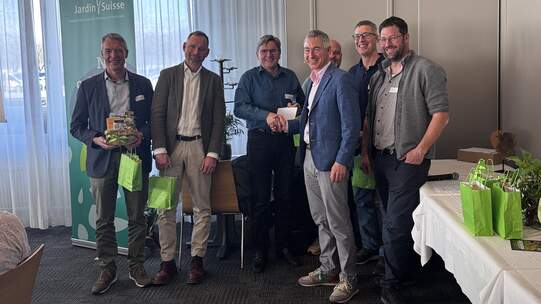 Von links: Raphael Stirnimann, Mitglied des Zentralvorstands, Urs Lüscher, Hans-Ruedi Weber, der nach zwölf Jahren aufgrund der Amtszeitbegrenzung aus dem Vorstand ausscheidet und von Patrick Daepp verabschiedet wird, dahinter Christof Ingold, Stéphane Tschanz und Andi Reichenbach.