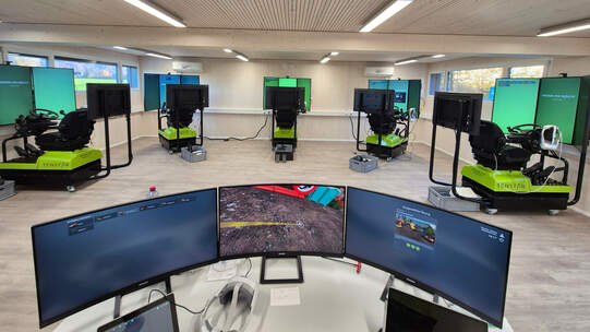 Die Baugeräte-Simulatoren im Erweiterungsbau des Kurszentrums Oeschberg stehen bereit. Foto: zVg