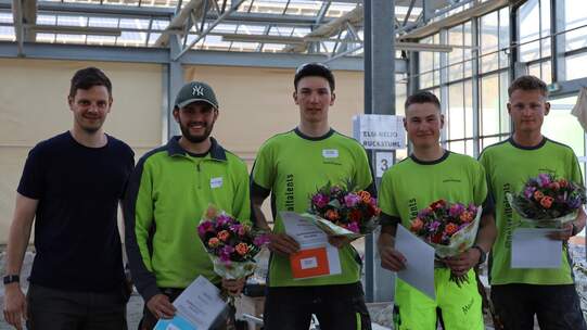 Der Präsident der Fachsektion, Patrick Matter (l.), freut sich mit den vier Qualifizierten: Marc Rothacher, Elia Ruckstuhl, Michael Meile und Aurel Wylenmann.