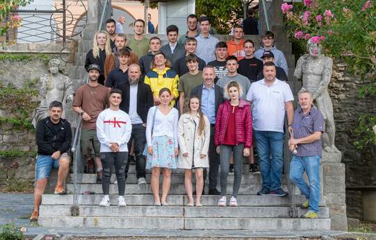 Die erfolgreichen Tessiner Lehrabsolventen feierten mit ihren Ausbildern den Lehrabschluss. Foto: zVg