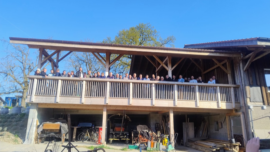 Mit einer wunderbaren Sicht ins Laufental und herrlichem Sonnenschein wurden spannende und interessante Gespräche geführt. Foto: zVg