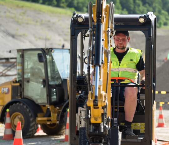 Kam, sah und siegte: Der Landschaftsbauer Andreas Juchler erwies sich auf den  nationalen Cat-Meisterschaften als der Überflieger. Er stellte mit seinem Können die Konkurenz aus der Baubranche in den Schatten.