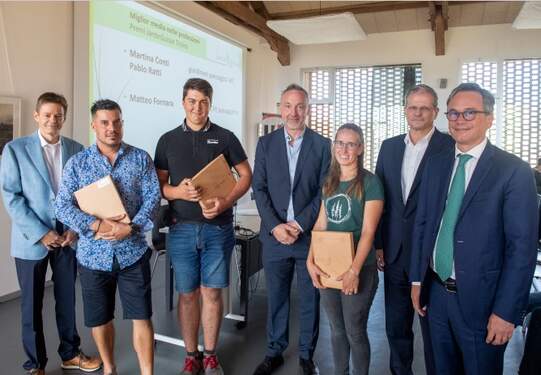 Von links: Rektor des Centro Professionale del Verde, Michele Fürst, Pablo Ratti (Jahrgangsbester GaLaBau EFZ), Matteo Fornara (Jahrgangsbester GaLaBau EBA), Fabio Forni, Präsident JardinSuisse Ticino, Martina Conti (Jahrgangsbeste GaLaBau EFZ), Paolo Colombo, Leiter des Amts für Berufsbildung, und Christian Vitta, Direktor des Departements für Finanzen und Wirtschaft.