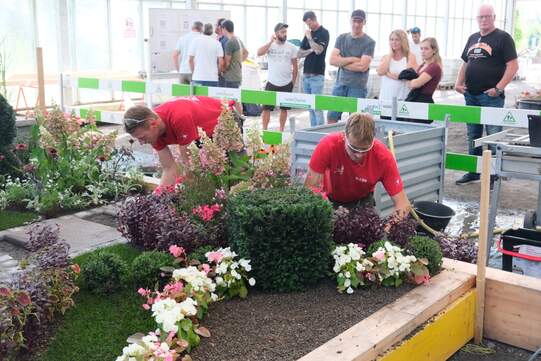 Reto Dali (links) und Samuel Binder sind ein eingespieltes Team. Am letzten Trainingstag vor den WorldSkills konnten Besucherinnen und Besucher im Zentralschweizer Bildungszentrum Gärtner ihr Können begutachten.