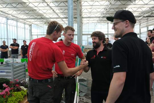 Lorenz Arbogast (Mitte rechts) und Pascal Flüeler gratulieren den beiden Wettkämpfern nach dem viertägigen Einsatz zum gelungenen Werk.