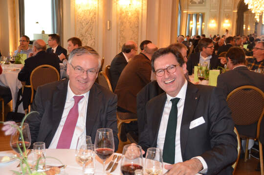 Verbandspräsident Olivier Mark (rechts) mit Nationalrat Jean-Francois Rime an der ­Delegiertenversammlung 2017. Foto: JardinSuisse