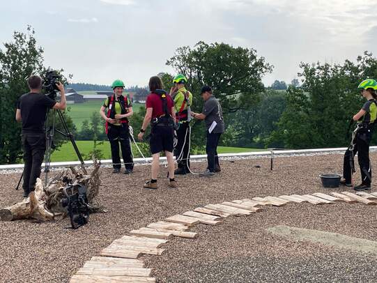  Jede Szene des Films, hier bei Arbeiten auf dem Dach des Bildungszentrums Neuenkirch, wurde besprochen und mehrfach aufgenommen. 
