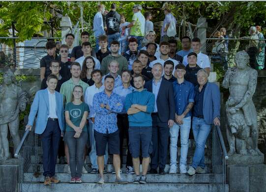 Gruppenbild aller anwesenden erfolgreichen Absolventen GaLaBau EFZ und EBA, Zierpflanzen EFZ, Baumschule EFZ sowie Pflanzenproduktion EBA.