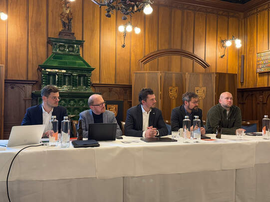 Das Präsidium der Generalversammlung (von links): Präsident Patrick Matter, Aktuar Boris Bossmann, Vizepräsident und Präsident der Fachgruppe GaLaBau, Christoph Hofmann, Raphael Erl, Mitglied des Zentralvorstands JardinSuisse sowie Markus Stämpfli. 