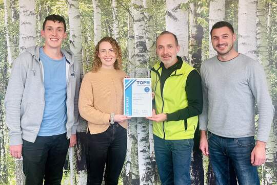 Sie haben gut lachen mit dem neuen Zertifikat: B+G Schweiz erlangt als dritter Betrieb der Branche die Stufe 3 von «TOP-Ausbildungsbetrieb». V.l.n.r.: die drei Berufsbildner Ramon Egli, Monika Buff und Michael Kiener mit Michael Berner, Projektleiter JardinSuisse (Zweiter von rechts).