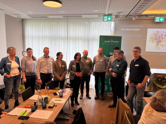 Die scheidende Präsidentin der Fachgruppe der Baumschulen und Staudengärtnereien, Dora Aebi-Küpfer, bedankte sich bei ihren Vorstandsmitgliedern und den Mitarbeitern der Geschäftsstelle von JardinSuisse Aarau für die gute Zusammenarbeit in den vergangenen Jahren.
