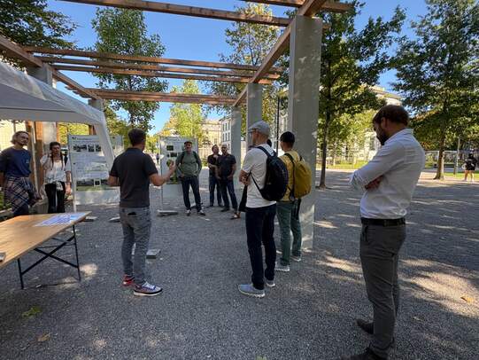 Mitarbeiter der Abteilung Boden und Biotechnologie des Bundesamtes für Umwelt (Bafu) waren in Winterthur, um vor Ort Einblicke in das vielseitige Engagement der Stadt in den Bereichen Biodiversität, Schwammstadt und Phytosanierung zu erhalten. Der Gärtnermeisterverband des Kantons Zürich (GVKZ) war an der Programmgestaltung beteiligt.