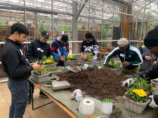 Nach einem erlebnisreichen Tag mit verschiedenen, für eine Gärtnerei typischen Arbeiten konnten die 16 Jugendlichen zum Abschied ihre selbstgestalteten Blumenarrangements mit nach Hause nehmen.