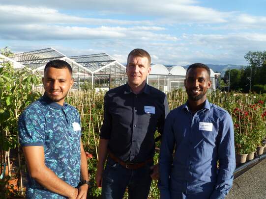 Noch auf Suche und bereits mit Abschluss: Sirus Mohammadi (links) möchte im August mit der Ausbildung beginnen. Biniam Maharena (rechts) und sein Ausbilder Timo Weisner (Mitte) gaben Auskunft über seine absolvierte Integrationsvorlehre mit anschliessender Berufsausbildung. Foto: Claudia Bertoldi
