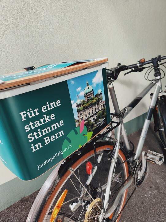 Strampeln für die Grüne Branche: In zehn Schweizer Städten waren in Kooperation mit «Working Bicycle» Fahrräder mit Veloboxen unterwegs. Mit ihnen machte der Verband auf Kandidierende aufmerksam, die hinter der Grünen Branche stehen.  