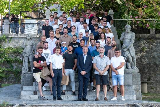 Der gesamte Abschlussjahrgang auf der Feier im Berufsbildungszentrum Mezzana.