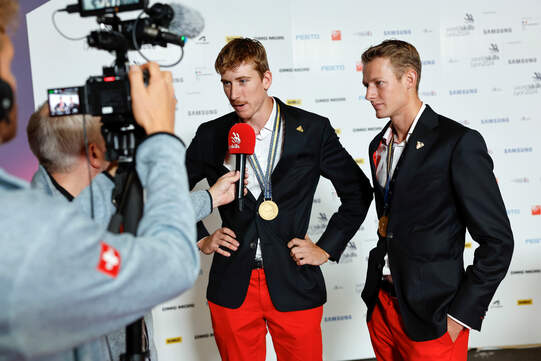 Samuel Binder (links) und Reto Dali geben nach der Rangverkündigung  ein Interview. Foto: SwissSkills Stefan Wermuth 