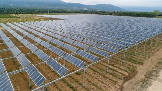Diese Agri-PV-Anlage wurde in Südfrankreich gebaut.  Foto: Wikimedia / Agrivoltaïsme