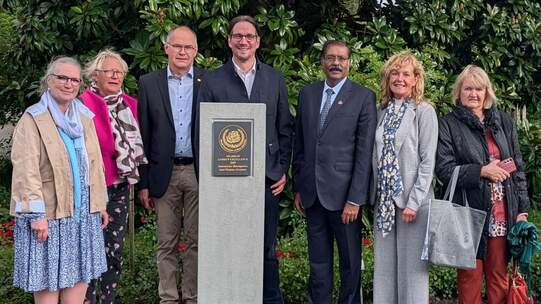 Enthüllung der Stele des «Award of Garden Excellence» auf der Insel Mainau. Im BIld von links: Beatrice Halter, Rosengesellschaft Schweiz; Renate Neumann-Schäfer, Präsidentin der Gesellschaft deutscher Rosenfreunde; Markus Zeiler, Gartendirektor Insel Mainau; Björn Graf Bernadotte, Geschäftsführer Insel Mainau; Sushil Prakash, President WFRS; Mireille Steil, WFRS Vice President Europe; Claudia Hacker, Rosenfreunde Deggendorf. 