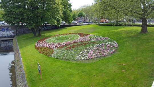 Fundiertes Wissen über das Konkurrenzverhalten von Pflanzen wird benötigt, um einen Blumenrasen mit ornamentalen Formen zu erstellen. Bild: Bukea  / Klaaß Plagman