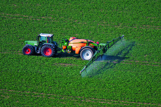 Finanzielle Anreize und ein strengeres Gesetz: Damit möchte der Bundesrat den Einsatz von Pflanzenschutzmitteln reduzieren. Foto: Shutterstock / 360b