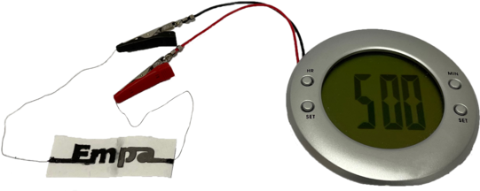 Mit der Papierbatterie kann beispielsweise eine digitale Uhr betrieben werden. Bild: zVg