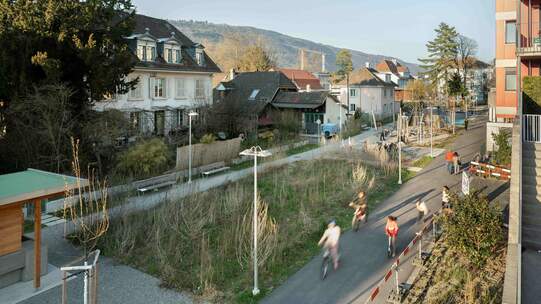 Die neugestaltete Arthur-Villard-Promenade im Quartier Mett in Biel. Foto: zVg