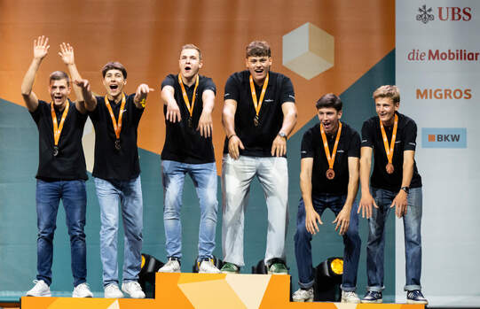 Elias Schöpfer und Silas Nussbaumer (Mitte) aus der Zentralschweiz holten sich die Goldmedaille. Für Levin Zürcher und Timo Jost aus Bern (links) gab es Silber und für Elia Ruckstuhl und Aurel Wylenmann aus Zürich Bronze. Foto: Valerie Chetelat