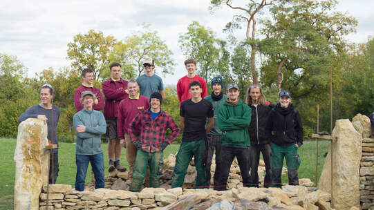 Die Vertiefungsklasse beim Workshop Bau einer Trockensteinmauer mit Tom Trouton und seinen Angestellten auf dem Gelände von The Newt.