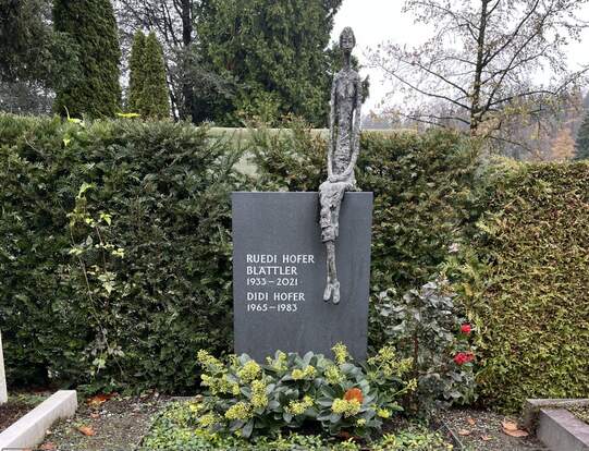 Friedhof Friedental, Einzelgrab, Feld 3, Familie Hofer, Bildhauer Koni Hofmann.  Foto: Stadt Luzern