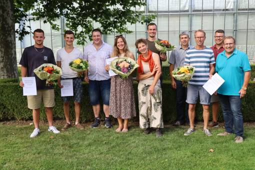 Die erfolgreichen Absolventinnen und Absolventen der Klasse FA 21/23 wurden vom BZG für ihre Leistung geehrt. 