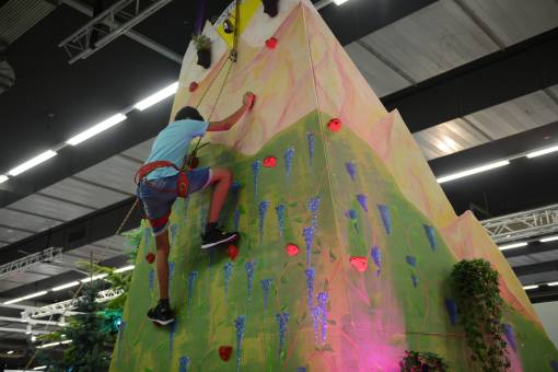 Die Kletterwand lockte zahlreiche junge Leute an. 