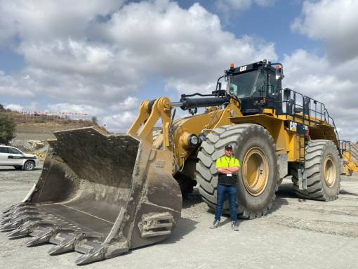 Andreas Juchler ist Baumaschinenführer mit Passion. Als Landschaftsbauer ist er meistens nur auf kleineren Maschinen tätig. Der Radlader 992K ist für seine Arbeit leider ein wenig zu voluminös.