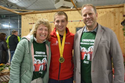 Die grössten Fans und auch in Tallinn mit dabei: Hans Peter und Irene Baumann aus Oberdiessbach mit ihrem Weltmeister Fabian (oben), sowie Doris und Beat Baumberger aus Koppigen mit Sohn Marc. Die Väter hätten am liebsten mitgeholfen und mussten ab und zu an den Strand «verschickt» werden. Foto: Stefan Kammermann