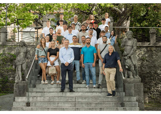 Die erfolgreichen Absolventen EFZ und EBA gemeinsam mit Fabio Forni, Präsident JardinSuisse Ticino (Mitte vorn), und Mauro Poli, Vizerektor Centro Professionale del Verde Mezzana (rechts). Foto: zVg