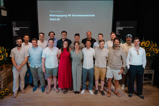 Die erfolgreichen Absolventinnen udn Absolventen: Rhea Amsler, Mavina Loner, Patrick Bachmann, Denis Baumann, David Berli, Florian Buchs, Dominik Chimenti, Christian Desgranges, Joël Egli, Gabriel Herrgott, Fabian Kälin, Flurin Poluk, Robin Raths, Marc Reichenbach, Mitja Romer, Martin Schridde, Hendrik Sinerius und Alain Thürkauf.