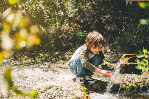 Bewegung und Erlebnisse im Grünen fördern auch das Wohlbefinden der Kleinsten. JardinSuisse fördert deshalb die naturnahe und abwechslungsreiche Gestaltung der Kindertagesstätten. Foto: zVg