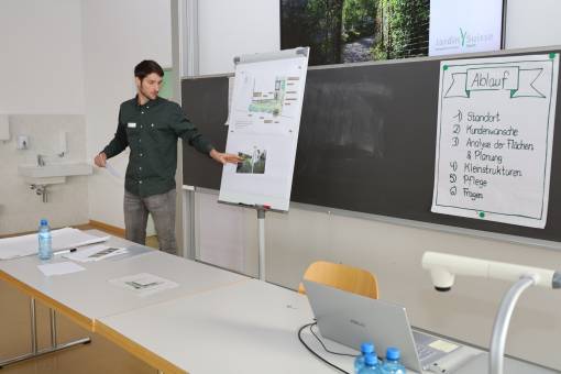 Florian Lehmann erläutert sein Projekt zur Umgestaltung eines Vorgartens mit Natursteinmauer im Eigenheimquartier Oberhöri, Bülach. Foto: Petra Hausch