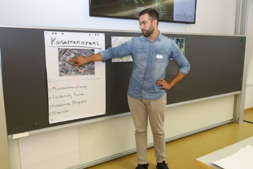 Tahar Bader arbeitet bei Grün Stadt Zürich und beschäftigte sich mit der Neugestaltung der Freiflächen des ehemaligen Kaserneareals in Zürich. Foto: Petra Hausch