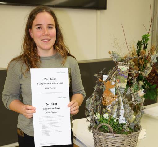 Silvia Fischer ist die erste erfolgreiche Absolventin des Lehrgangs «Fachperson Biodiversität», zu dessen Ausbildung auch die «Green-Power-Days» zählen. n-Power-Days» zählen. Foto: Petra Hausch