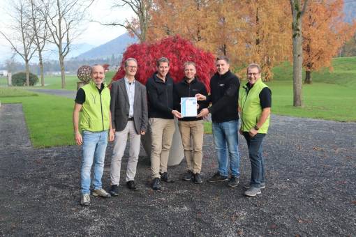 Die Hodel & Partner AG wurde als Lehrbetrieb von höchster Qualität ausgezeichnet. Anwesend waren (v.l.n.r.): Michael Berner, Projektleiter Berufsbildung JardinSuisse, Thomas Rentsch, Geschäftsführer Stiftung TOP-Ausbildungsbetrieb (TAB), Martin Schmidlin, Bereichsleiter Bildung Hodel & Partner AG, Marco Meier, Geschäftsführer Hodel & Partner AG, Ruben Häfeli, stellvertretender Ausbildner Hodel & Partner AG, Heinz Hartmann, Leiter Berufsbildung JardinSuisse. Foto: zvg