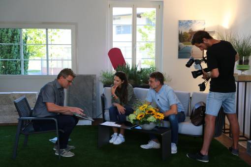 Kameramann Kevin filmt, wie Rainer seine Ideen Kiki und Andrin zeigt. Foto: Leandra Jordi