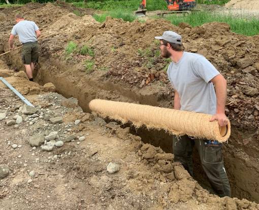 Alternative zum Kiesbett: Die Drainagerohre sind werkseitig bereits mit Geotextil-Filter-Holzwolle ummantelt. Die Elemente sind leicht und lassen sich einfach verlegen. (Foto: Lindner Suisse)