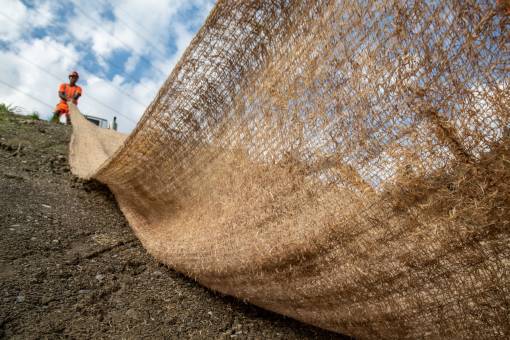 Die Erosionsschutzvliese werden in acht Typen angeboten. Sie sind einfach zu verlegen, stabilisieren hängiges Gelände und ermöglichen ein ideales Mikroklima. Da das Vlies nur Naturfasern enthält, muss es auch bei eventuellem Rückbau nicht vom Aushub getrennt werden. (Foto: Lindner Suisse)