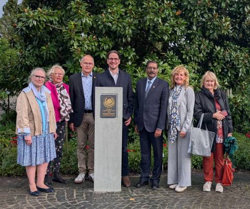 Enthüllung der Stele des «Award of Garden Excellence» auf der Insel Mainau. Im BIld von links: Beatrice Halter, Rosengesellschaft Schweiz; Renate Neumann-Schäfer, Präsidentin der Gesellschaft deutscher Rosenfreunde; Markus Zeiler, Gartendirektor Insel Mainau; Björn Graf Bernadotte, Geschäftsführer Insel Mainau; Sushil Prakash, President WFRS; Mireille Steil, WFRS Vice President Europe; Claudia Hacker, Rosenfreunde Deggendorf. 