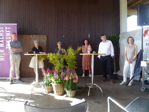 Podiumsdiskussion des Gärtnerkongresses (von links): Norbert Schaniel, Mitglied des Zentralvorstands JardinSuisse, Monika Laib, ehemalige Präsidentin der Sektion Ostschweiz FL des Schweizerischen Floristenverbands und Inhaberin von Ginkgo-Blumen, Journalistin Caroline Zollinger, Karin Frick, Leiterin Research am Gottlieb Duttweiler Institut, Hansjörg Brunner, Vorstandsmitglied des Schweizerischen Gewerbeverbands, und
Monika Grünenfelder, Geschäftsführerin Bodenseegärten.