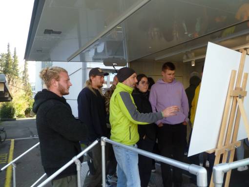 Seine erste Station machte die «bloom Box» vor dem Berufs- und Ausbildungszentrum in Brugg. Fotos: Claudia Bertoldi