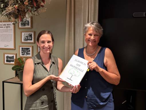 Damiana Rinaldi, Bereichsleiterin Produktion/Handel von JardinSuisse, verabschiedet Elke Brülhart (rechts). 